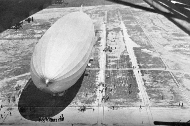 ��.1929 - ������������ ������-������� ��������� ZR-III "Los Angeles" (����. LZ-126) � ������� � ����������
